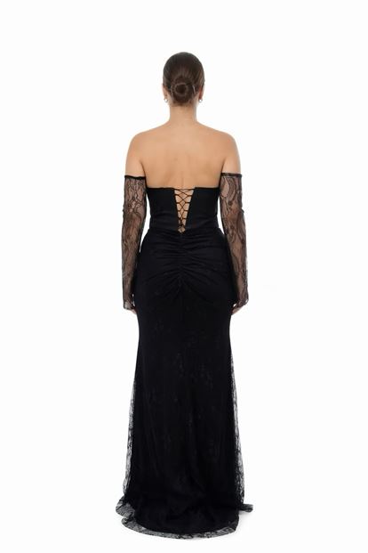 فستان سهرة أسود مطرز بالخرز والدانتيل بمقاسات كبيرة